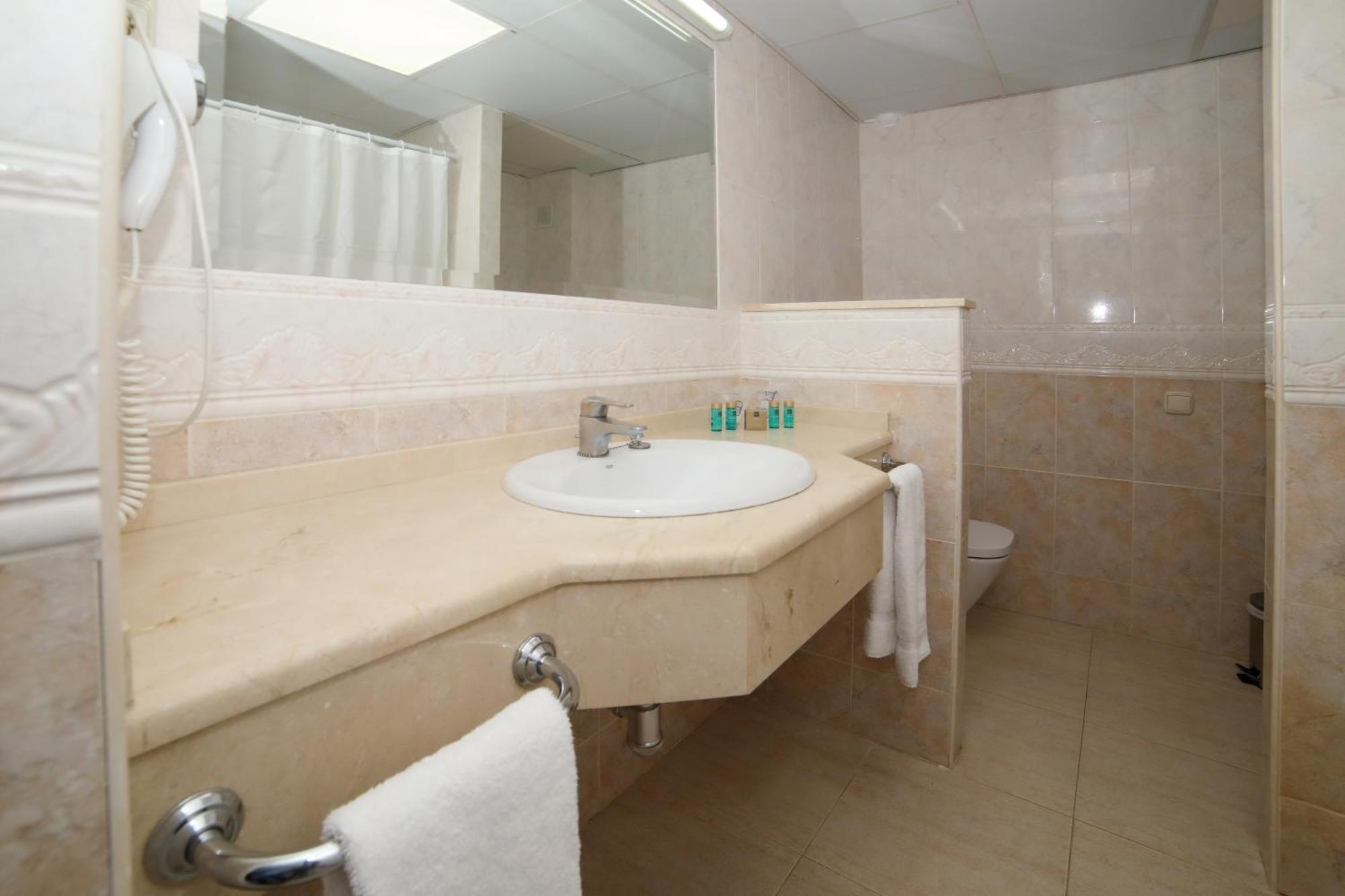 Hotel Apartamentos Pyr Фуэнхирола Экстерьер фото